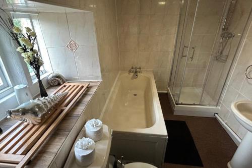 une salle de bain avec une baignoire, des toilettes et un lavabo dans l'établissement Character 3 Bed Peak Dist Farmhouse Alton Towers, à Whiston