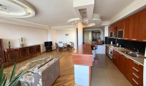 Η κουζίνα ή μικρή κουζίνα στο Солнечная квартира