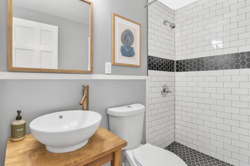 Un baño con un inodoro blanco y un lavabo. en Atlanta Center City Stay Walk Everywhere, en Atlanta