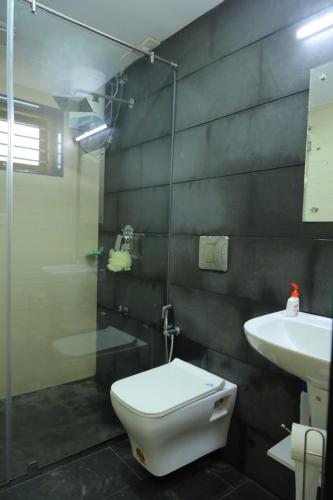 a bathroom with a toilet and a sink at Kanattu Homestay in Muttam