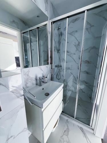 a bathroom with a shower and a sink at Baltic Crown - Premium Sea View Rewal in Rewal