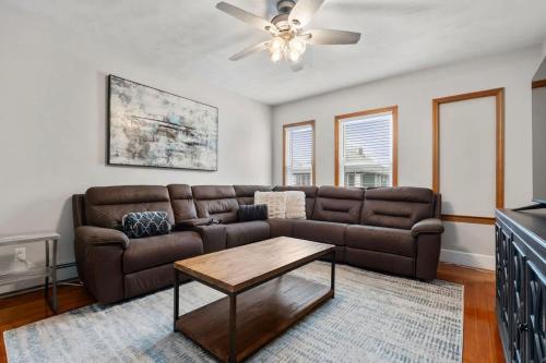 Χώρος καθιστικού στο Tufts 3-Bed 2-Office Home with Laundry
