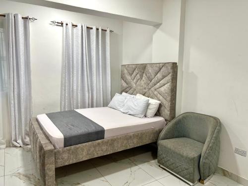 Postel nebo postele na pokoji v ubytování Classic one bedroom apartment in mombasa CBD