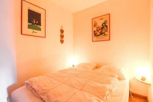 Ένα ή περισσότερα κρεβάτια σε δωμάτιο στο Studio cabine lumineux et calme, au centre de Flaine Foret
