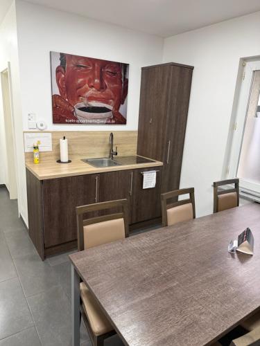 プルハイムにあるZehnthof 2a WH01 EG - Apartment 2 SZ, 4 Bettenのシンクとテーブルと椅子のあるキッチン