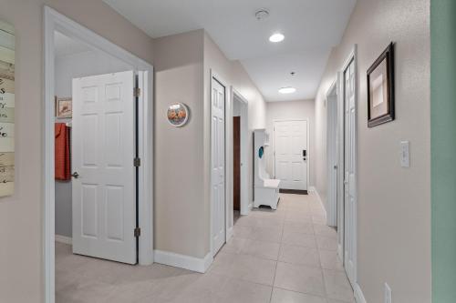 Bottle IslandにあるDog Friendly 3br Condo Walk To Beach & Poolの白いドアとタイルフロアの廊下