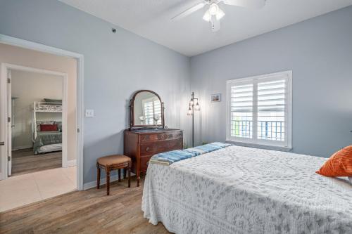 Bottle IslandにあるDog Friendly 3br Condo Walk To Beach & Poolのベッドルーム1室(ベッド1台、鏡、椅子付)