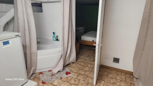 un bagno con doccia, lavandino e WC di Wauquier a Mons-en-Baroeul