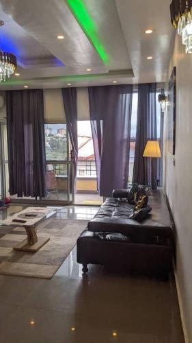 a large living room with a couch and a table at Dortmund Appartement in Bassa