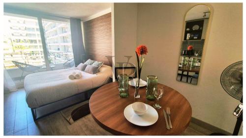 een hotelkamer met een bed en een tafel met een tafel sidx sidx bij Santiago Estudio Moderno Movistar Arena/Metro Toesca in Santiago