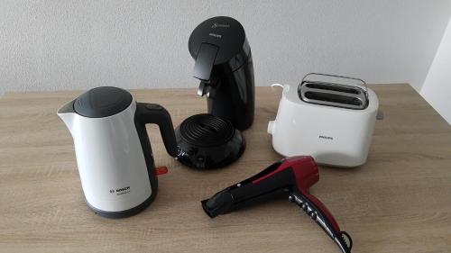 a counter with a coffee maker and a blender at BayVista, die Bayerwald Lodge in Lam