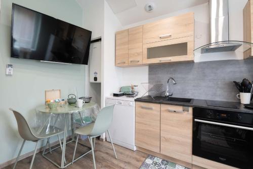 Dapur atau dapur kecil di 3 appartements de standing côté jardin - sérénité et confort garantis