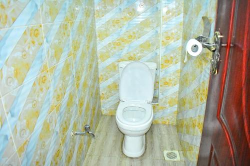 ナクルにあるMomento Apartmentsの部屋にある白いトイレ付きのバスルーム