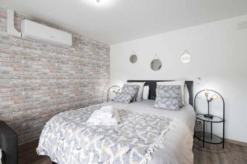 Katil atau katil-katil dalam bilik di 3 appartements de standing côté jardin - sérénité et confort garantis