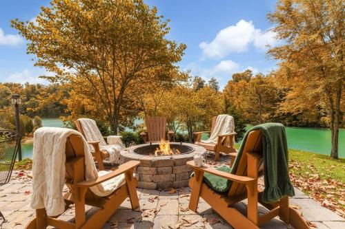 un grupo de sillas sentadas alrededor de una hoguera en Knasgowa - Direct Lake Front House Retreat, en Dandridge