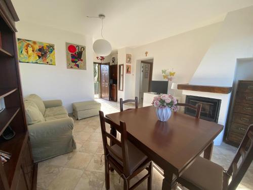 ein Wohnzimmer mit einem Tisch und einer Blumenvase darauf in der Unterkunft Casa sulla collina in Corciano
