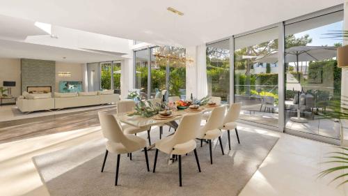 a dining room with a table and chairs at VACATION MARBELLA I Villa Finesse, Luxury Villa, Golden Mile, Swimming-pools, Sauna, Spa, Gym, Minutes from Golfs and Beaches in Marbella
