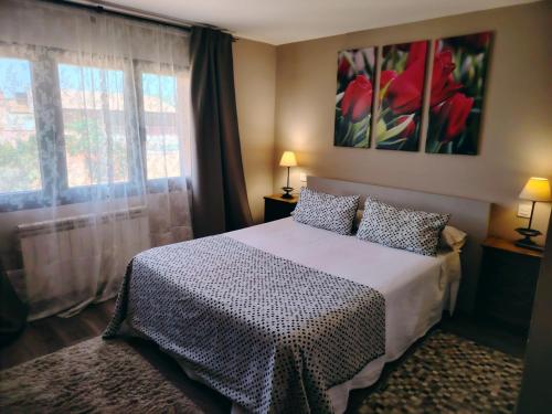 ein Schlafzimmer mit einem Bett und einem Fenster in der Unterkunft La Casa del Corro in Villanueva de San Mancio