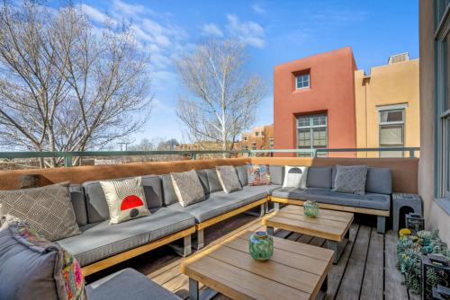 En balkon eller terrasse på The Loft at Marquez Place