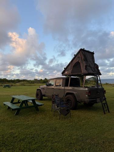 Φωτογραφία από το άλμπουμ του Explore Maui's diverse campgrounds and uncover the island's beauty from fresh perspectives every day as you journey with Aloha Glamp's great jeep equipped with a rooftop tent σε Paia