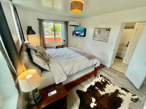 Ένα ή περισσότερα κρεβάτια σε δωμάτιο στο Pet Friendly Suite with Fenced Garden, HotTub, Sauna