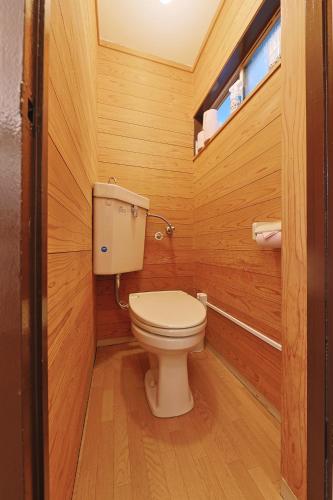a small bathroom with a toilet in a wooden room at 恵比寿駅から徒歩1分 渋谷3分 新宿10分 30m2でゆったり 最高の立地 403号室 in Tokyo