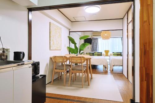 a kitchen and dining room with a table and chairs at 恵比寿駅から徒歩1分 渋谷3分 新宿10分 30m2でゆったり 最高の立地 403号室 in Tokyo