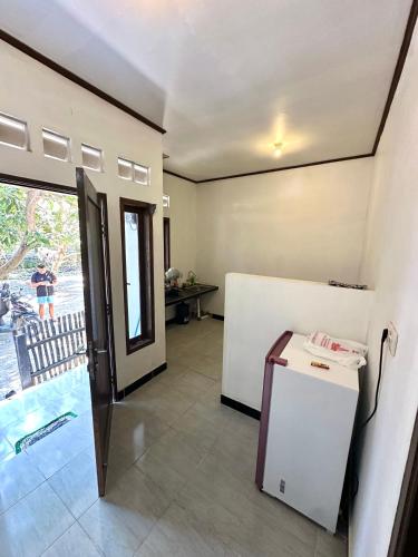 cocina con nevera y encimera en una habitación en Kuta Vibe House, en Kuta Lombok