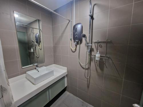 un bagno con lavandino e doccia di Cozy Family Suite 5pax KLCC by SS HOME a Kuala Lumpur