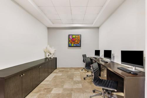 Televisyen dan/atau pusat hiburan di Fiesta Inn Express Nuevo Laredo