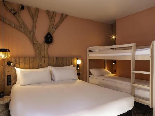 two beds in a room with two bunk beds at ibis Styles Les Houches Chamonix in Les Houches