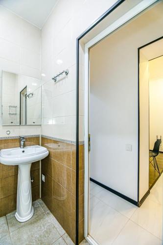 BSC Apartment في باكو: حمام مزود بحوض غسيل وباب زجاجي للاستحمام
