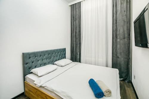 Un pat sau paturi într-o cameră la BSC Apartment