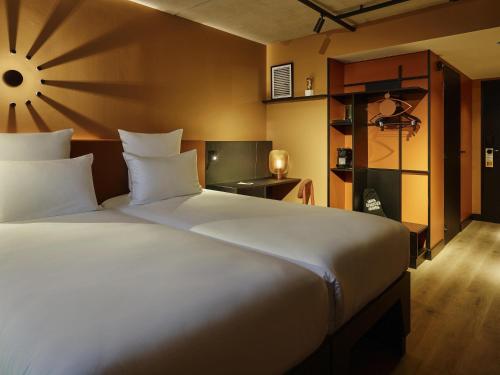 Katil atau katil-katil dalam bilik di Tribe Paris Saint Ouen