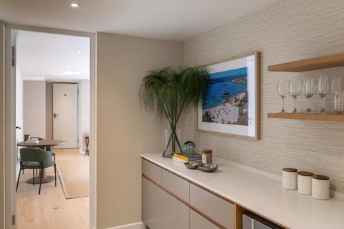 een keuken met een aanrecht met een plant aan de muur bij Satori Lodge by Bliss Collection in Kaapstad