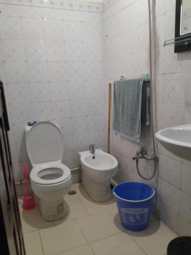 a bathroom with a toilet and a bidet and a sink at Casa martil in Martil