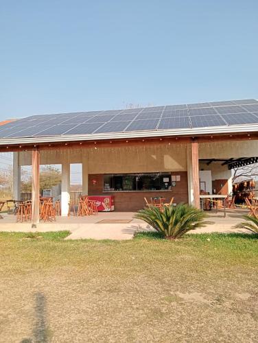 un edificio con muchos paneles solares. en Camping Rio Formoso, en Bonito