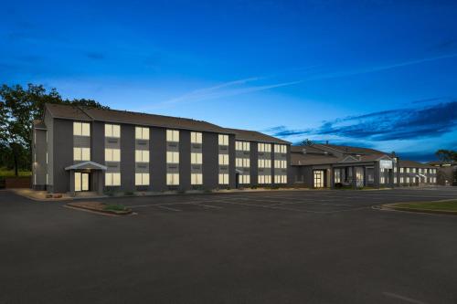 a large building with a parking lot in front of it at Country Inn & Suites by Radisson, Near The National Sports Center, Coon Rapids, MN in Coon Rapids