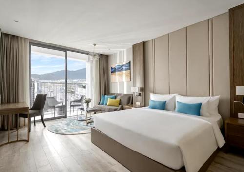 Ένα ή περισσότερα κρεβάτια σε δωμάτιο στο Panorama Nha Trang Sky Beach Residences