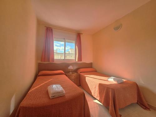 Katil atau katil-katil dalam bilik di Apartamentos Marblau Peredamar-Julio y Agosto SOLO FAMILIAS