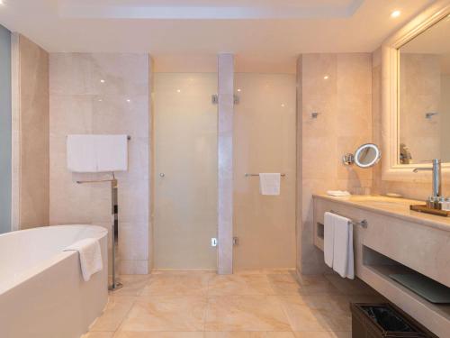 Bilik mandi di Rixos Borovoe