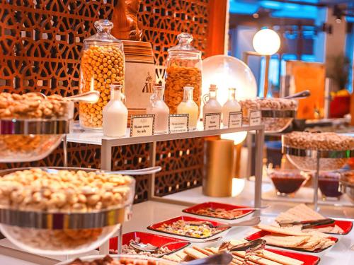 Makanan di atau berdekatan hotel