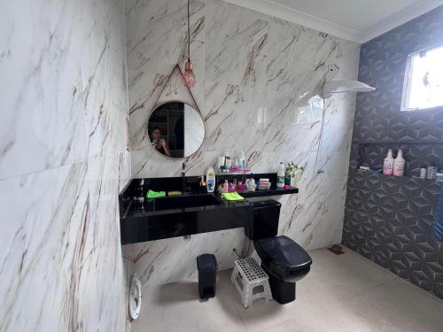 a bathroom with a black sink and a mirror at Aluguel na cop30 in Ananindeua