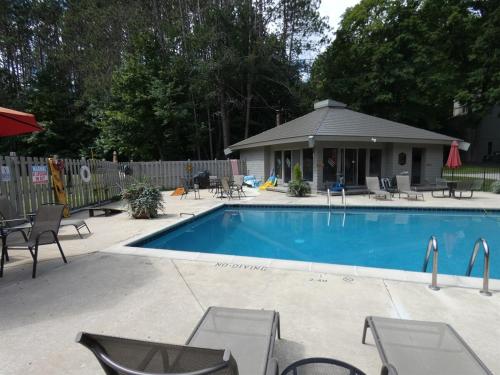 ein Swimmingpool mit Stühlen und ein Haus in der Unterkunft Sanctuary at Sudendorf in Bellaire