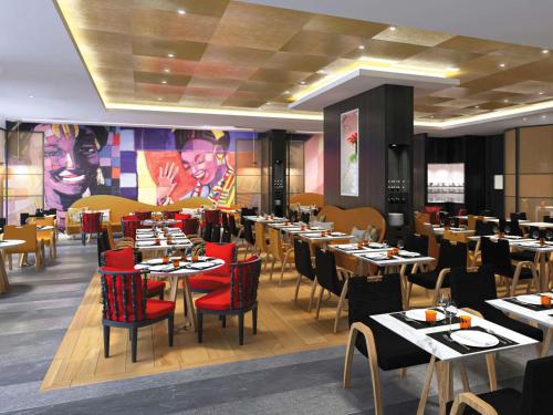 Ein Restaurant oder anderes Speiselokal in der Unterkunft Movenpick Hotel Abidjan-Accor Group 