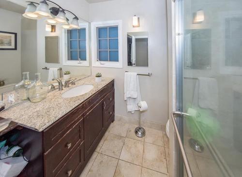 Un baño con lavabo y ducha de cristal. en Prime Spanish Villa in West Hollywood, en Los Ángeles