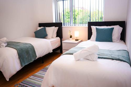 Postel nebo postele na pokoji v ubytování Bright 3-Bedroom Home Near Coventry Station, Sleeps 7