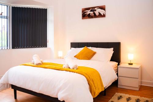 Postel nebo postele na pokoji v ubytování Bright 3-Bedroom Home Near Coventry Station, Sleeps 7