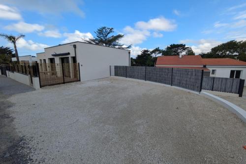 Το κτήριο όπου στεγάζεται  η παραθεριστική κατοικία