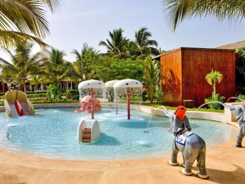 Bazén v ubytování Movenpick Resort Lamantin Saly nebo v jeho okolí